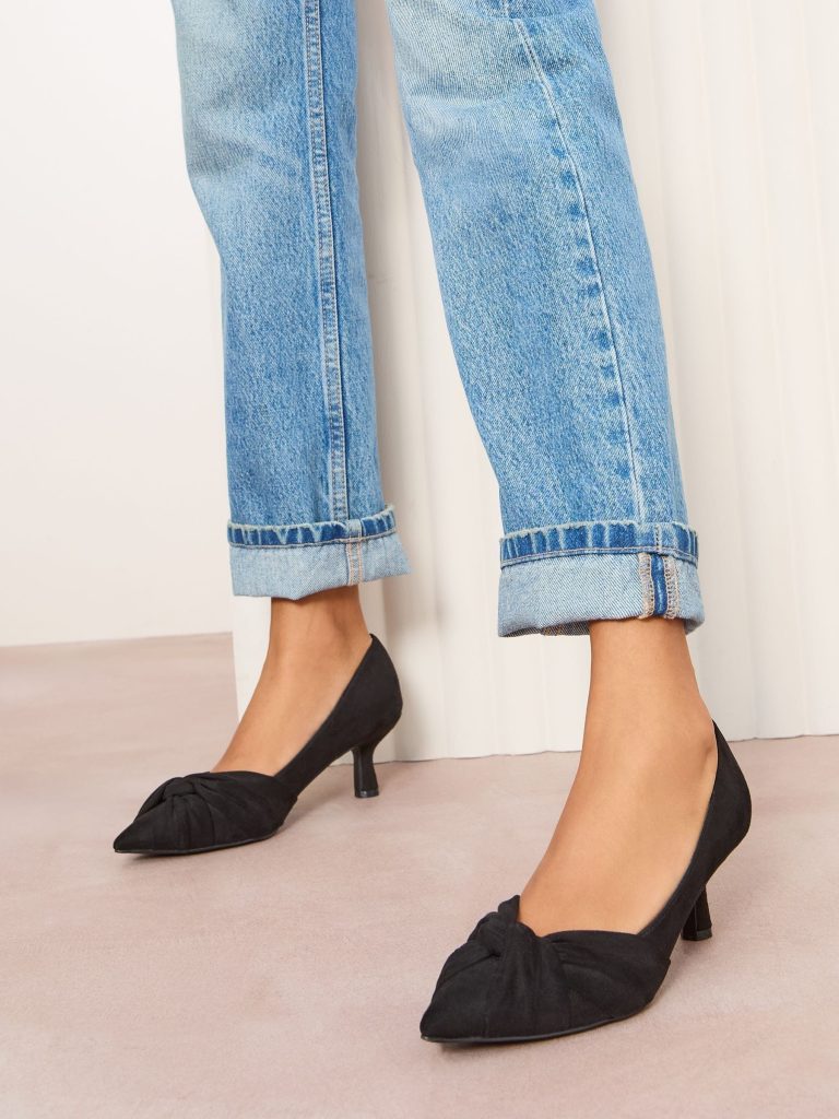 EN371 Black Twist Detail Kitten Heel Faux Suede Courts